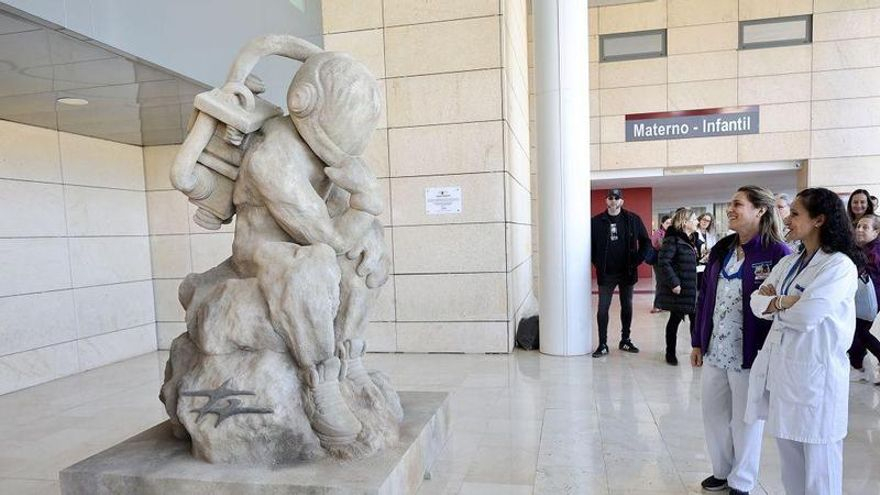 La escultura &#039;Nomad Pensador&#039; del tatuador murciano Joaquín Ganga ya luce en la Arrixaca