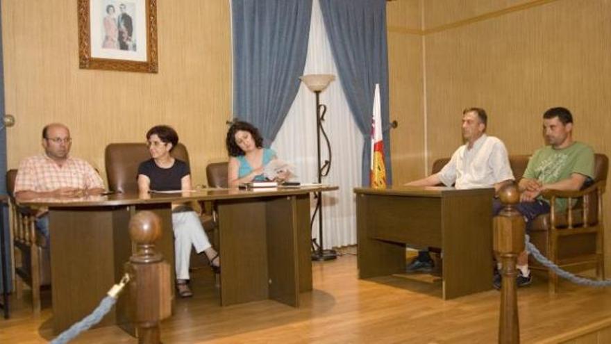 El equipo de gobierno socialista de San Cristóbal de Entreviñas en un Pleno del Ayuntamiento.