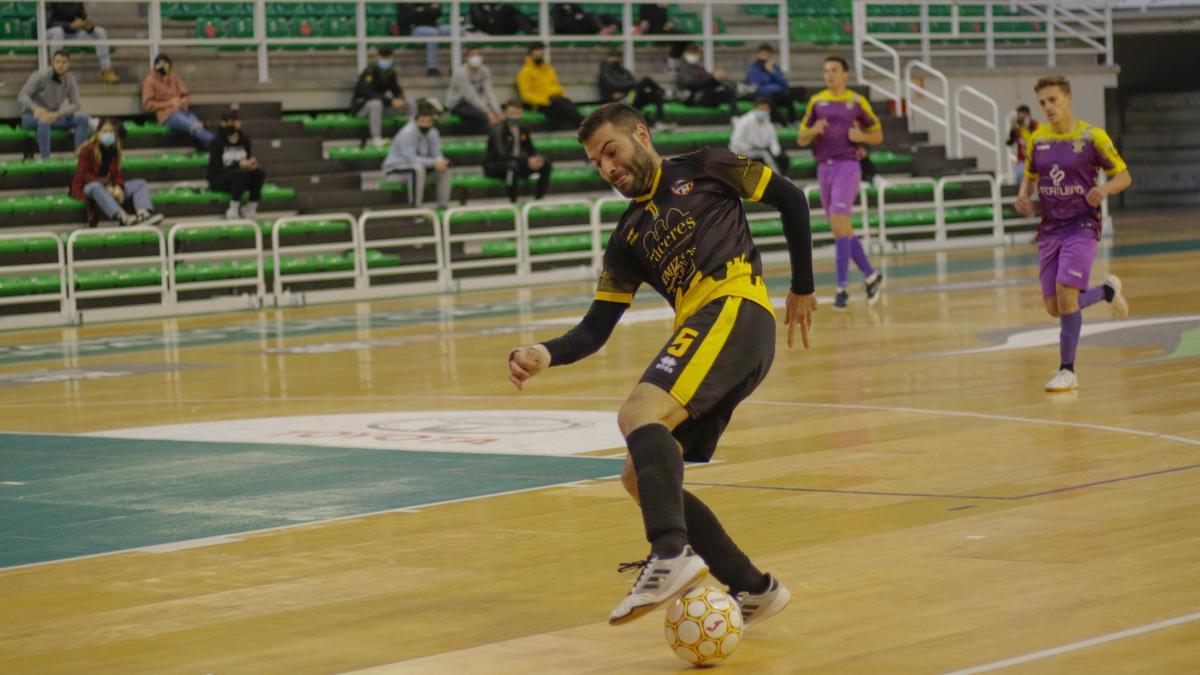 Fernan intenta controlar el balón durante un partido de esta temporada.