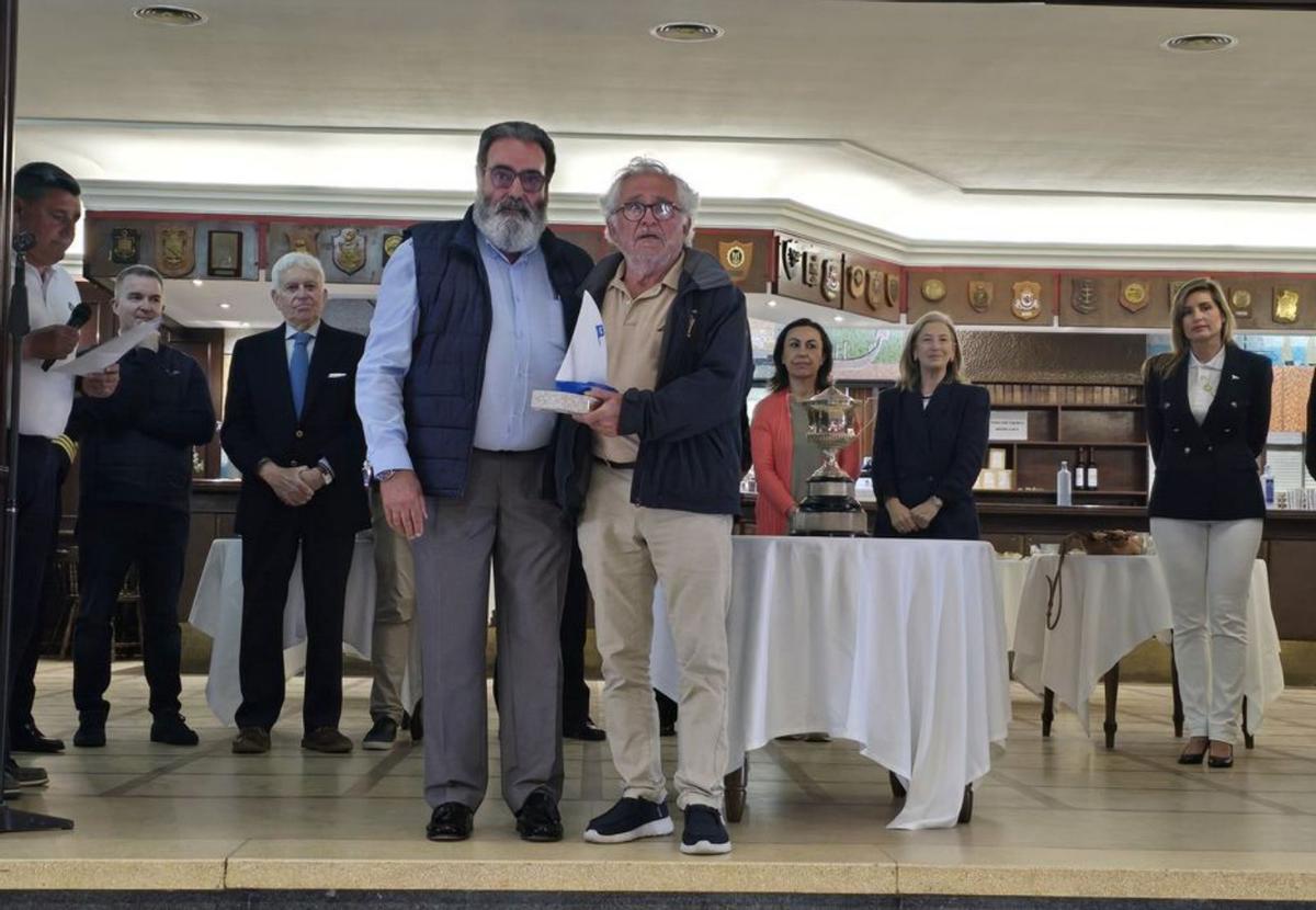 Tripulación del «Orión» recibe el trofeo de manos de la alcaldesa de Marín, María Ramallo. | FdV