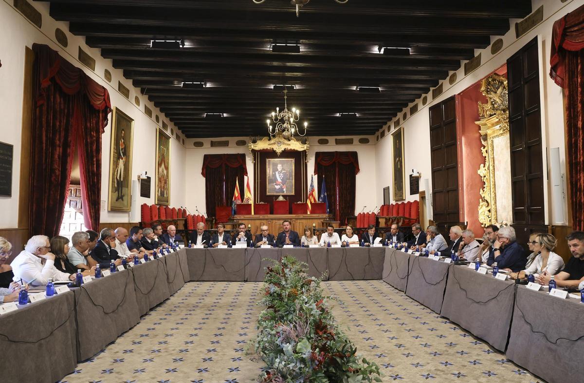 La reunión con el tejido empresarial, los sindicatos, las universidades y los colegios profesionales, que se celebró por la mañana en el Salón de Plenos.