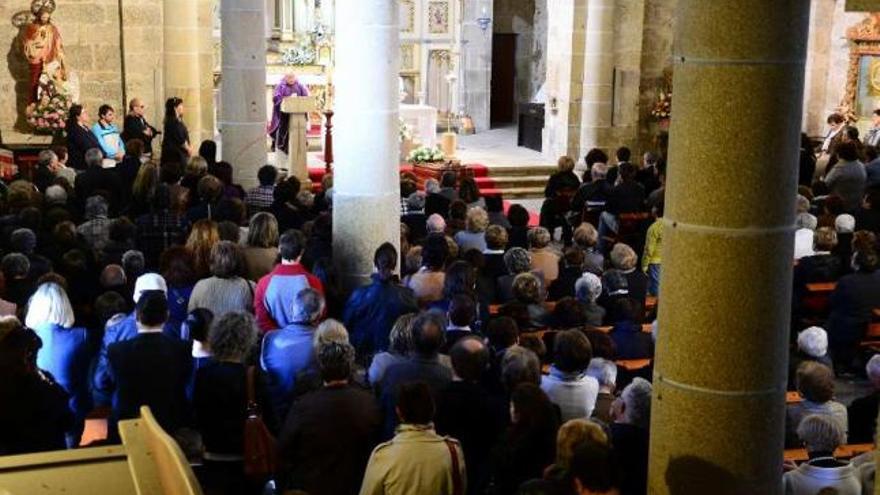 Un momento del funeral, ayer, en la Iglesia de San Martín de Bueu.  // Gonzalo Núñez