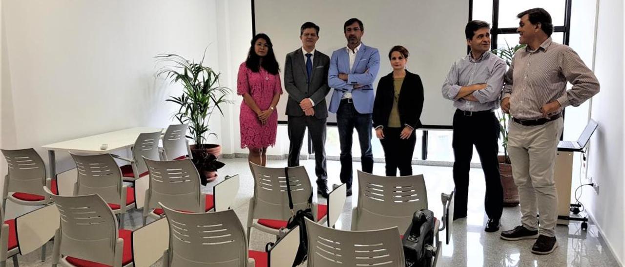 De izquierda a derecha, Lexly Llanos, Carlos Viña, Pedro San Ginés, Silvia Lasso, Francisco González e Ignacio Romero, hoy, en la sala de formación del Colegio de Abogados de Lanzarote.