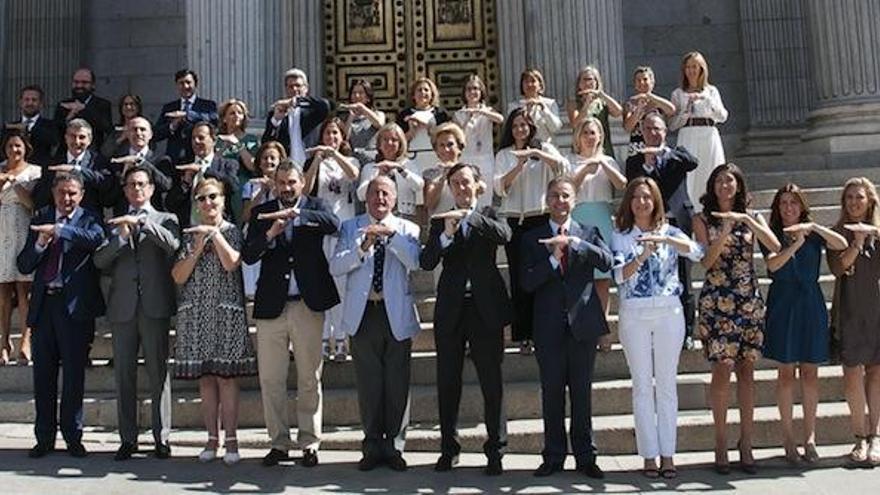 Los diputados del grupo parlamentario popular en el Congreso realizan el símbolo del dolmen en el lenguaje de signos, en apoyo a la candidatura de los dólmenes de Antequera.