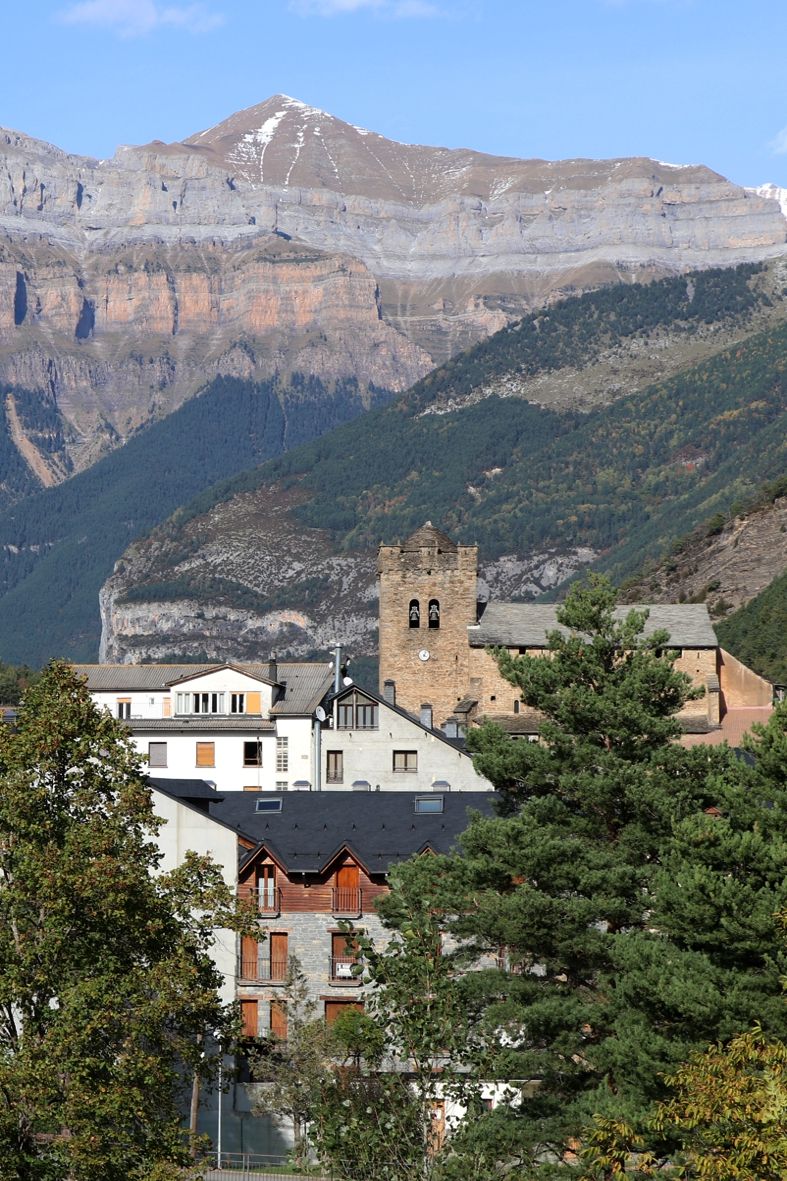 El pueblo de Broto frente a los Pirineos