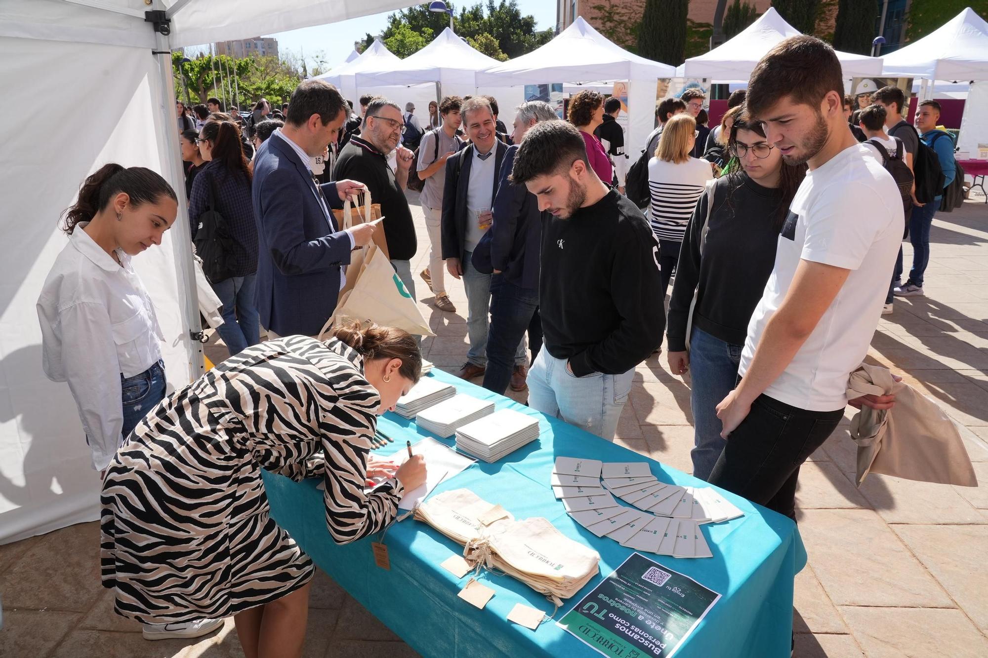 Más de mil universitarios aspiran a un empleo en la industria 5.0 de Castellón. Así ha sido la Feria de Empresas de la UJI.