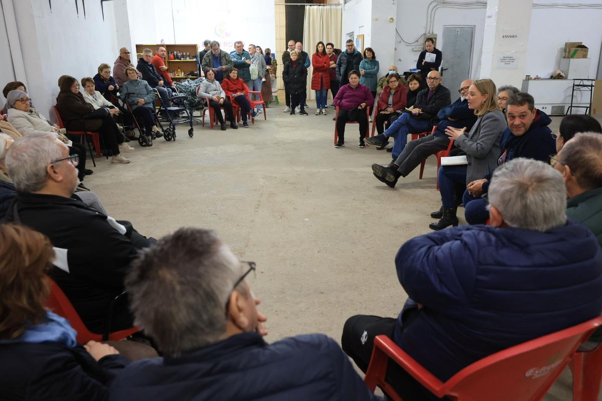 Reunión en la sede de la asociación de vecinos El Roser de Vila-real