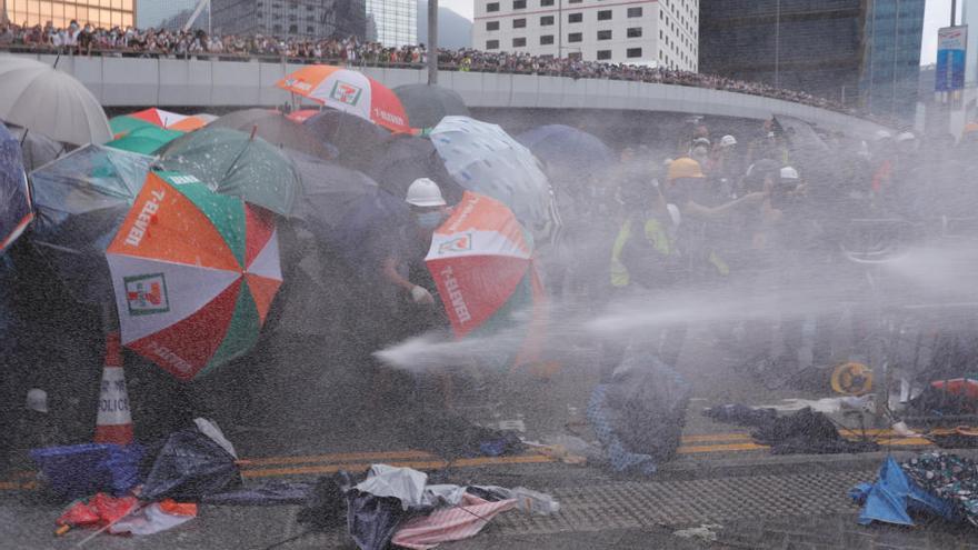 Miles de manifestantes paralizan una polémica ley en Hong Kong