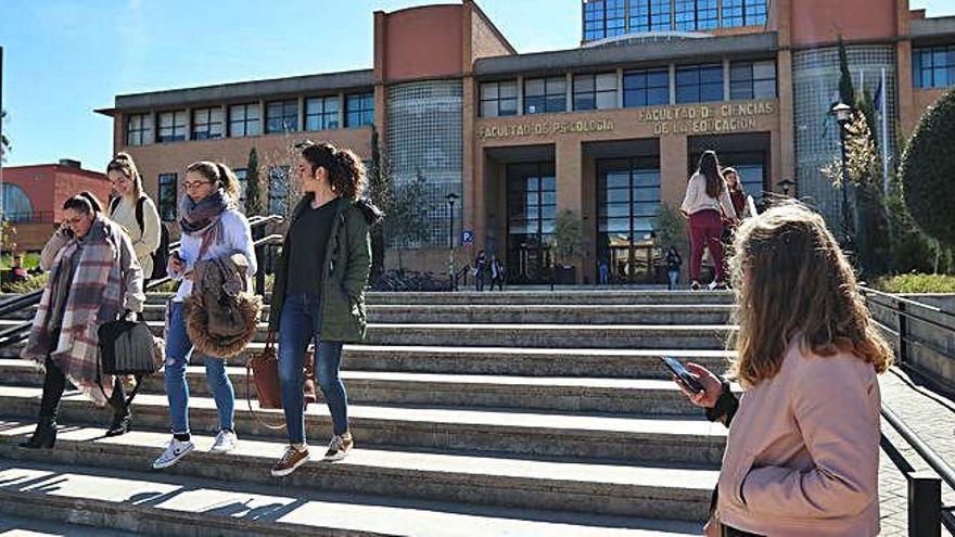 A falta de escaso mes y medio para que termine el curso, todavía hay alumnos de la Universidad de Málaga pendientes del cobro total de su beca del Ministerio.