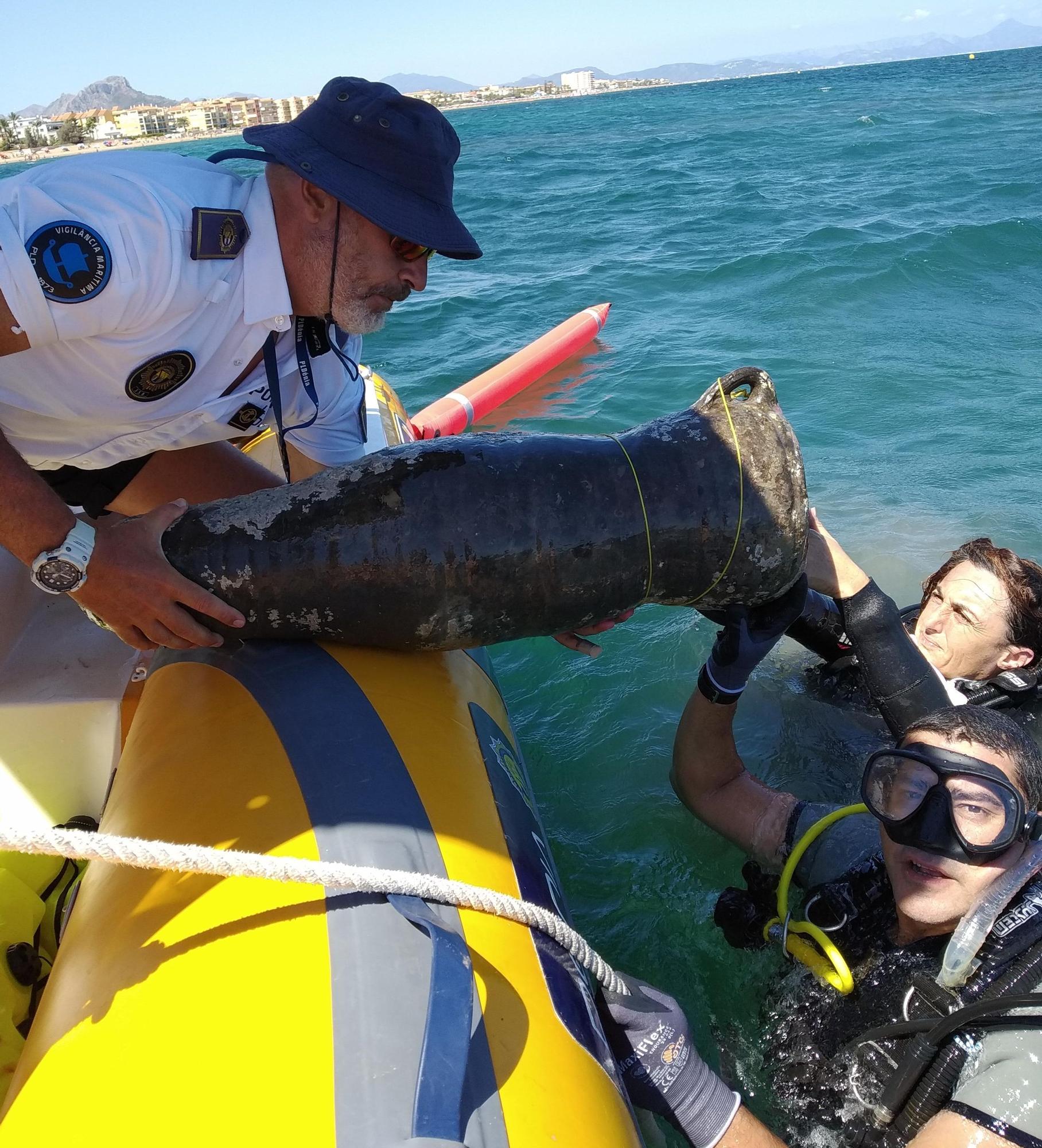 Entrega de una ánfora antigua hallada en el fondo del mar.