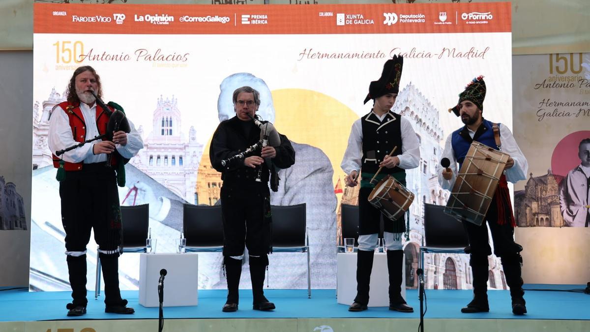 Gaiteiros ensayando antes del arranque el acto institucional de hermanamiento entre Galicia y Madrid.