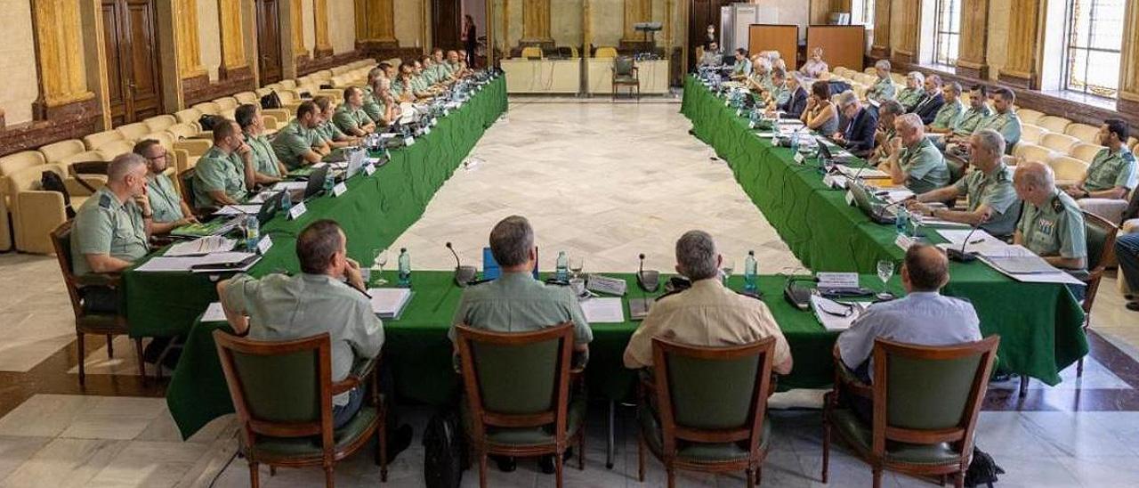 Una reunión del Consejo de la Guardia Civil.