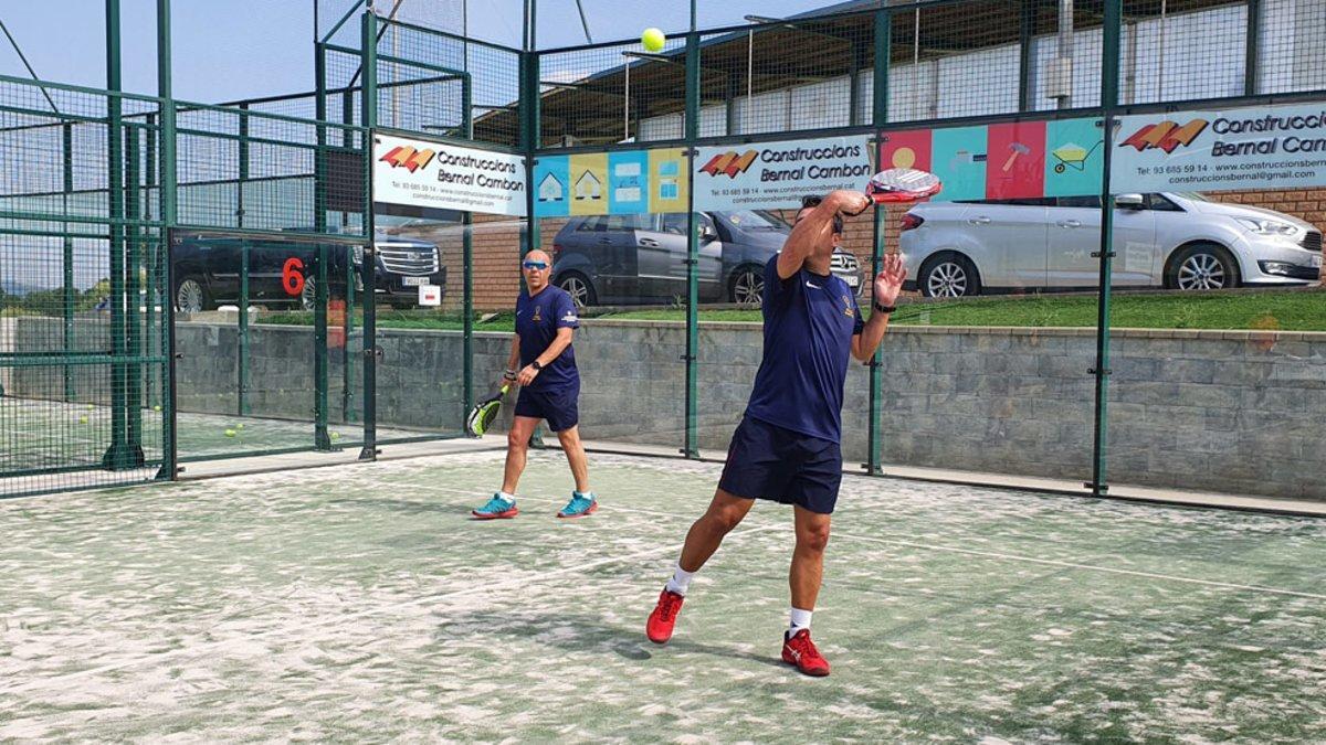 Una de las parejas participantes en el VIII Torneo de Pádel en Can Cuyàs