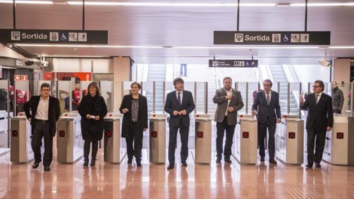 Lluís Tejedor, Núria Marín, Ada Colau, Carles Puigdemont, Oriol Junqueras, Josep Rull  y Artur Mas, ayer, en la inauguración del metro al aeropuerto de Barcelona-El Prat.