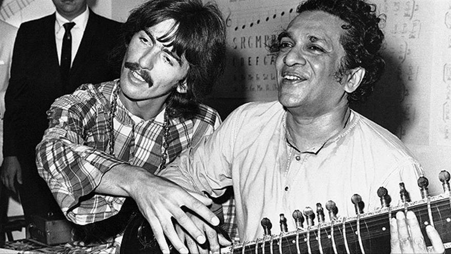 George Harrison recibe una clase de sitar de Ravi Shankar en 1967.