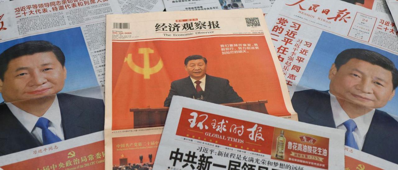 Periódicos chinos con la imagen de Xi Jinping, recién reelegido líder del Partido Comunista de China.