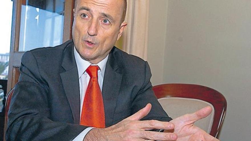 El ministro Miguel Sebastián, ayer, durante la entrevista, en un hotel de la capital grancanaria.