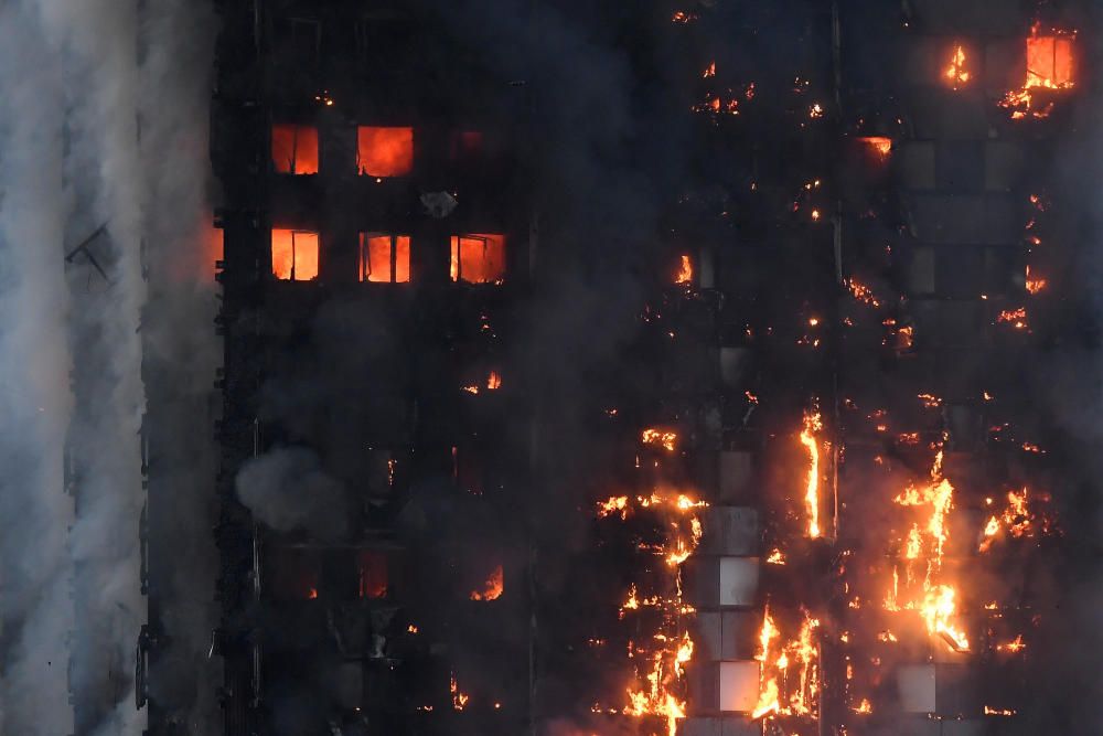 Incendi en un bloc de pisos de 27 plantes a Londres