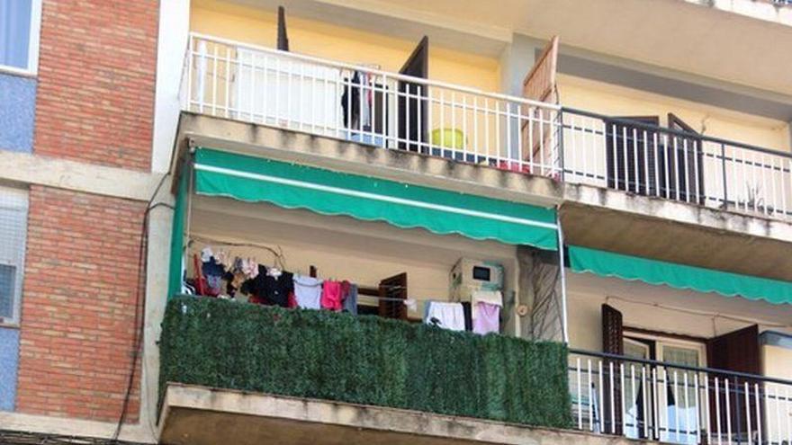 Una niña de 6 años que estaba sola en casa cae al vacío desde un segundo piso en Girona