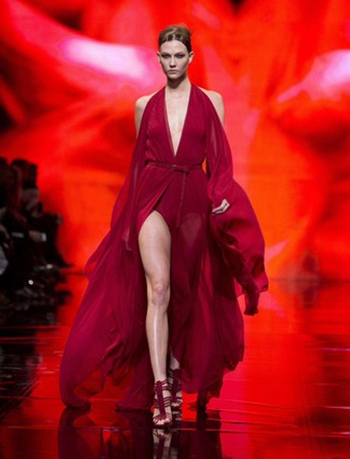 Una altra de les models, Karlie Kloss, presentava un dels vestits de la col·lecció de Donna Karan New York.  