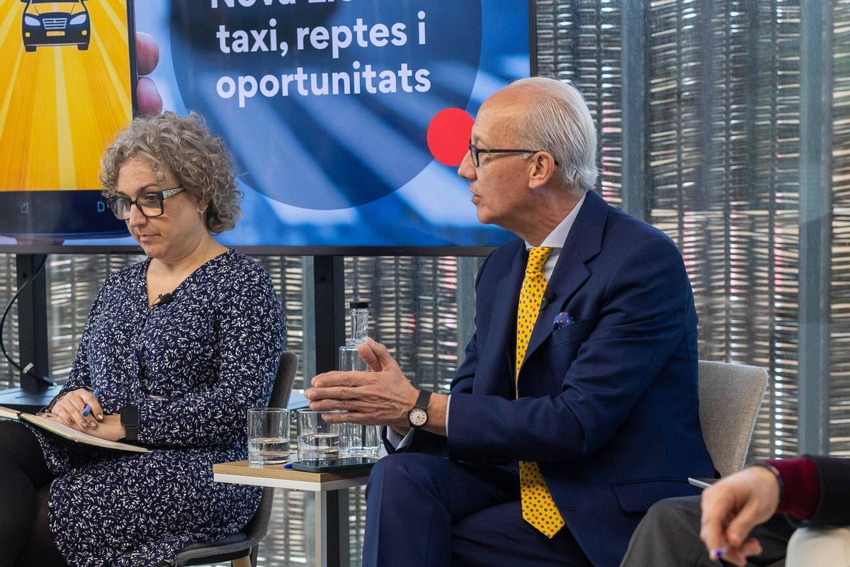 Intervención de Jose Manuel Berzal, presidente de Unauto. A su iquierda, Lídia Torres, directora de Serveis de Mobilitat del Ayuntamiento de Barcelona