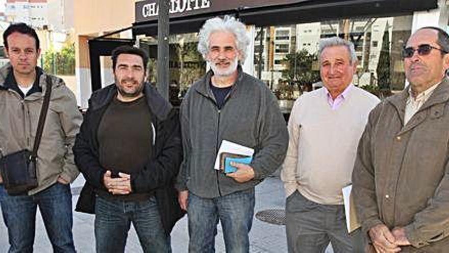 Joan Marí, en el centro, junto a representantes de las asociaciones que recurrieron la orden de 2013.