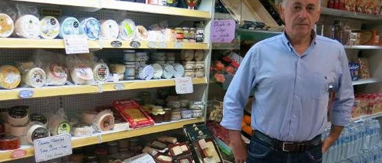 Vicente Gonzalo, en su tienda, junto a los quesos, lo más demandado.