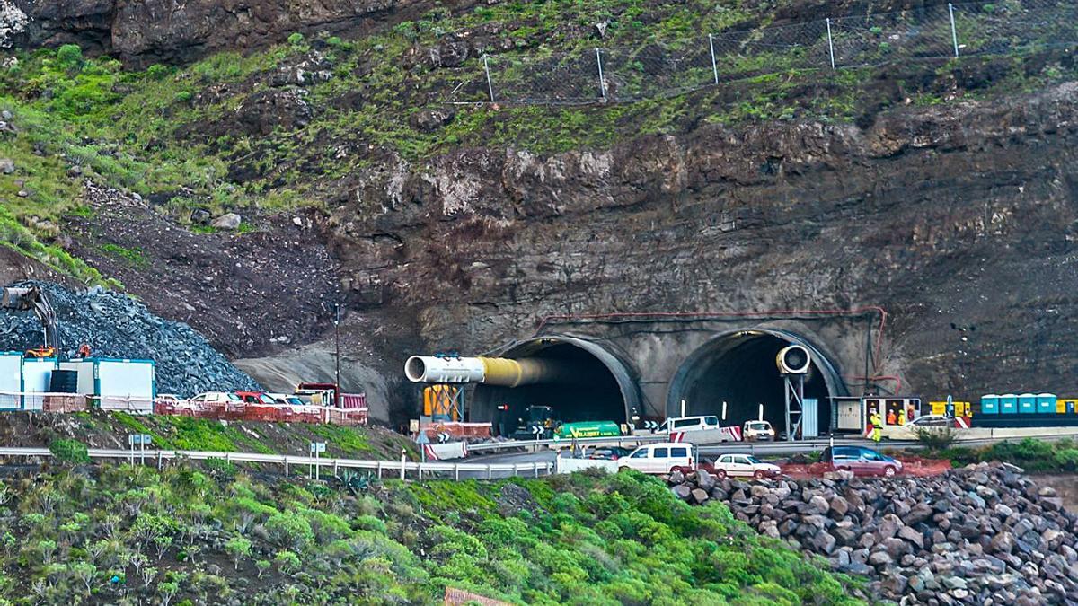 Dos de los túneles, el pasado día 13 de enero, en los que se llevan a cabo los trabajos de la carretera de La Aldea . | | JOSÉ CARLOS GUERRA