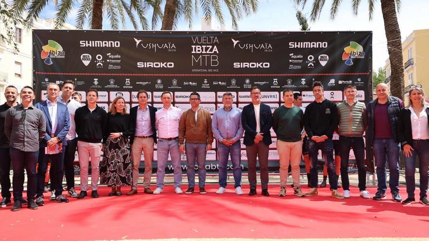 Responsables de la organización, instituciones, patrocinadores y ciclistas, ayer durante la presentación de la Vuelta a Ibiza MTB en la Plaza del Parque de Eivissa. | D.I.