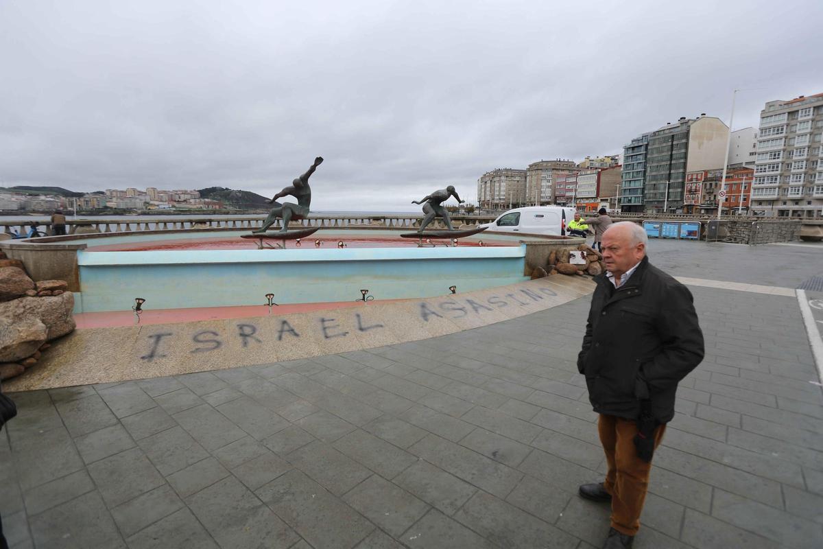 La fuente de los surfistas, con el agua teñida de rojo y una pintada contra Israel La fuente de los surfistas, con el agua teñida de rojo y una pintada contra Israel