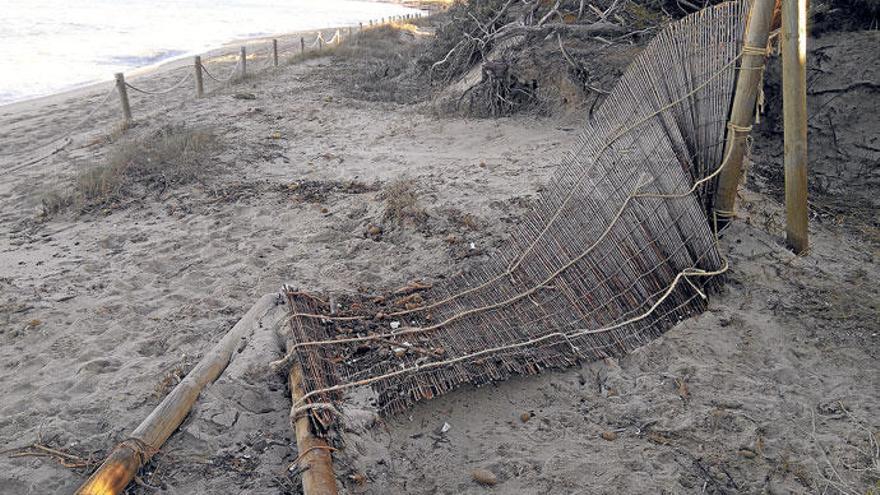 Zerstörte Sandfänger an der Playa de Muro auf Mallorca. Sie werden seit Jahren nicht mehr erneuert
