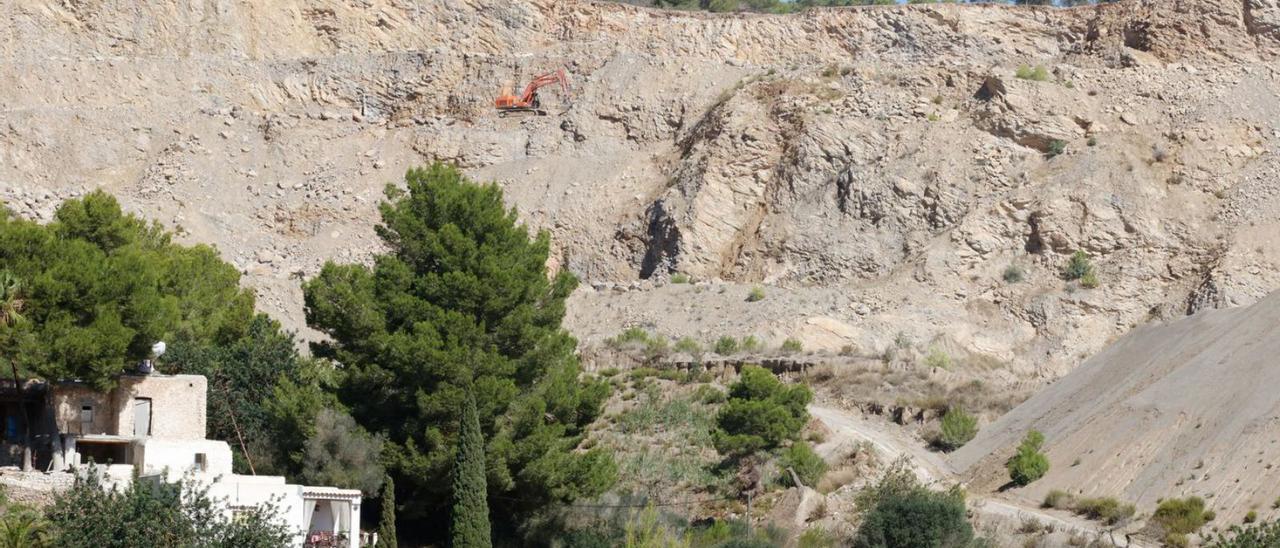 Una excavadora trabaja en la cantera Can Xumeu, en Sant Josep. | J. A.RIERA