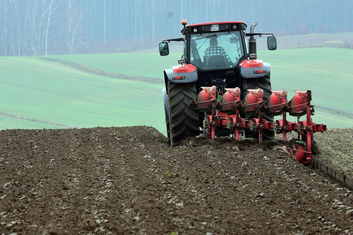 Un tractor arando un campo de cultivo