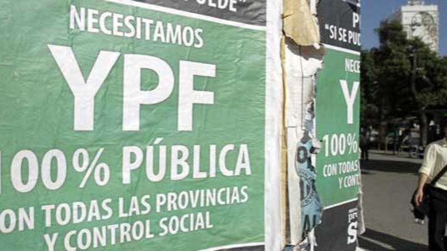 Un cartel en Buenos Aires que aplaude la nacionalización de YPF.