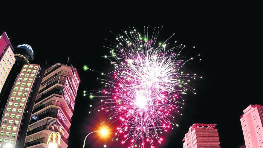 Un momento de la mascletà nocturna, que fue mucho más multitudinaria.