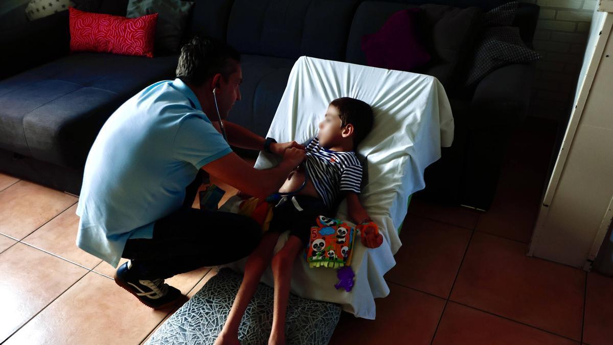 Visita pediátrica a un menor por la UHD del hospital La Fe de València.