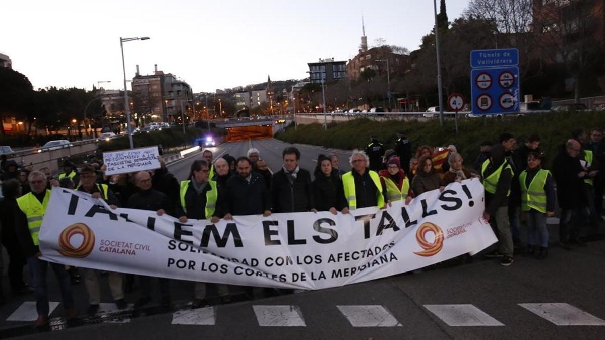 Manifestantes de Societat Civil Catalana cortan el tráfico en la Via Augusta de Barcelona.