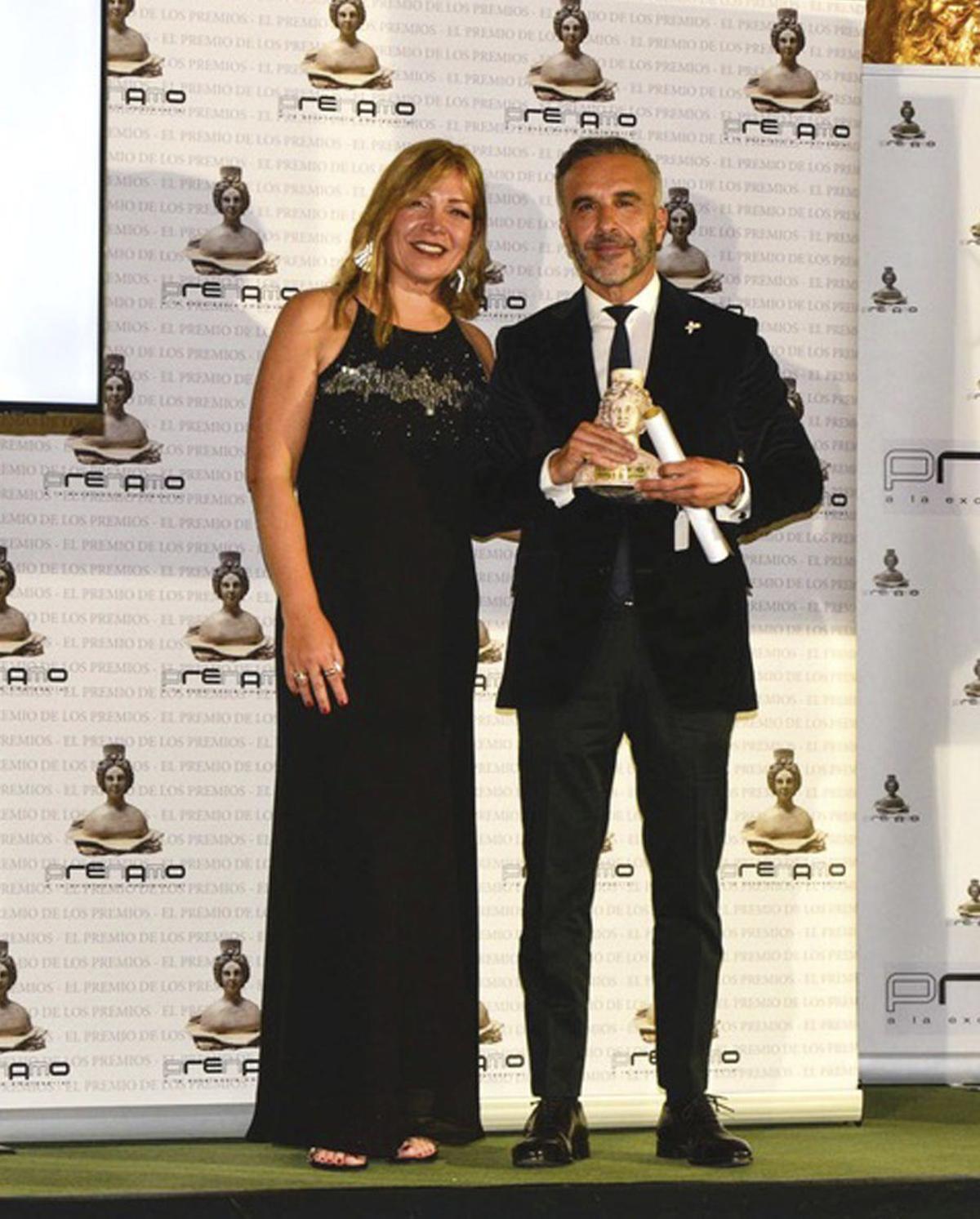 Ernesto Suárez-Machargo durante la entrega de los premios PRENAMO junto a la diseñadora de joyas Luz Adriana Núñez.