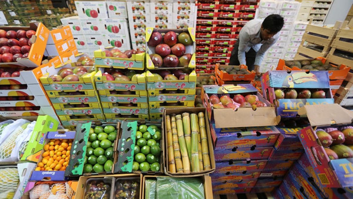 Una parada de frutas y verduras en Mercabarna.