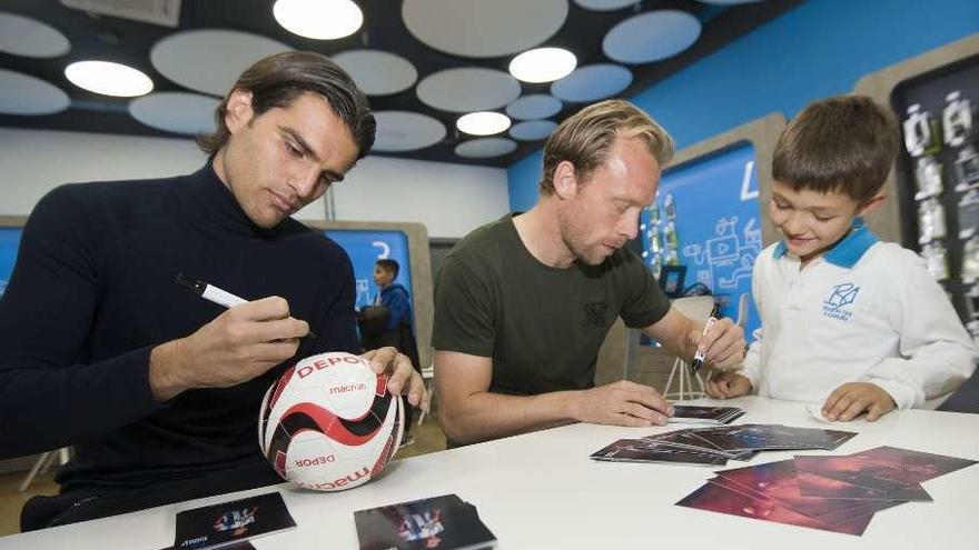 Krohn-Dehli y Somma reparten postales y firmas en Marineda City