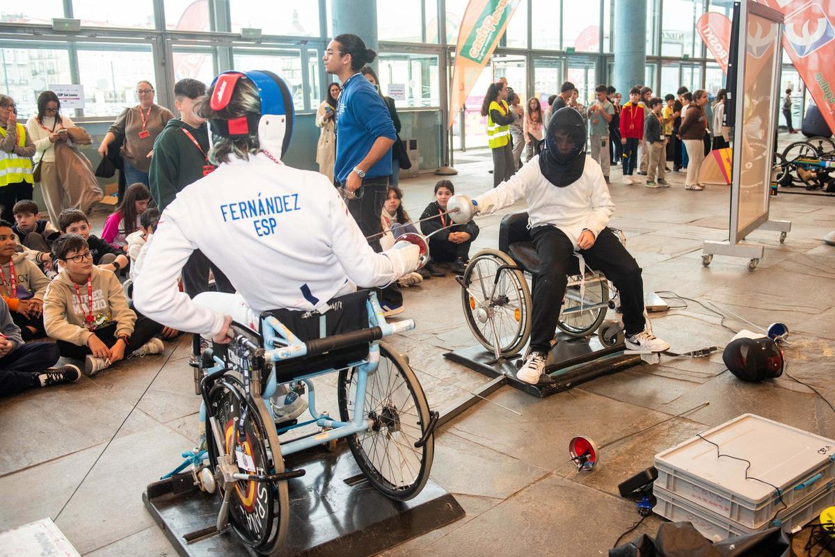 Enki reúne a 500 estudiantes de 14 centros de A Coruña para conocer el deporte inclusivo