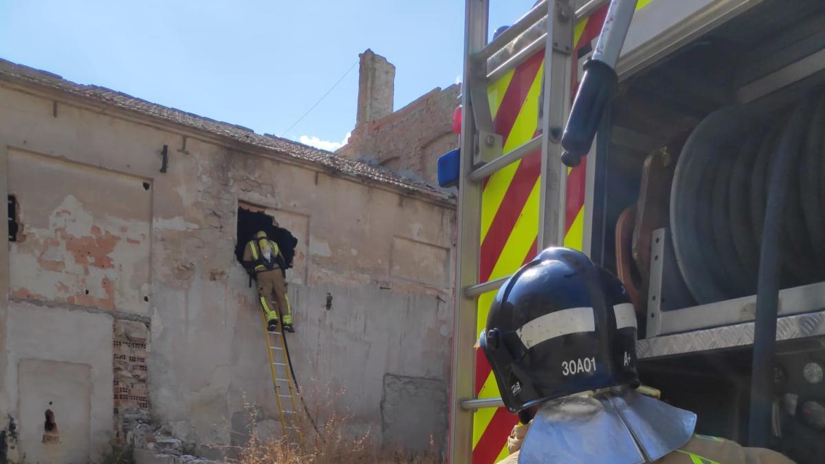 Los bomberos sofocan un incendio en el interior de una nave abandonada en Cieza