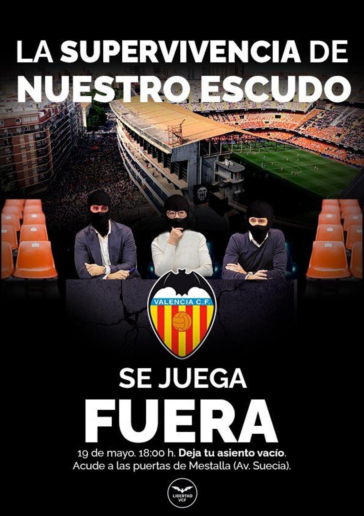 El cartel con el lema del vaciado... Solís, Layhoon y Corona, representantes del Valencia CF de Lim en València