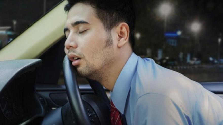 Se queda dormido al volante y se niega a someterse a la prueba de alcoholemia