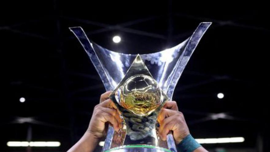 Endrick, con la Copa. | // REUTERS
