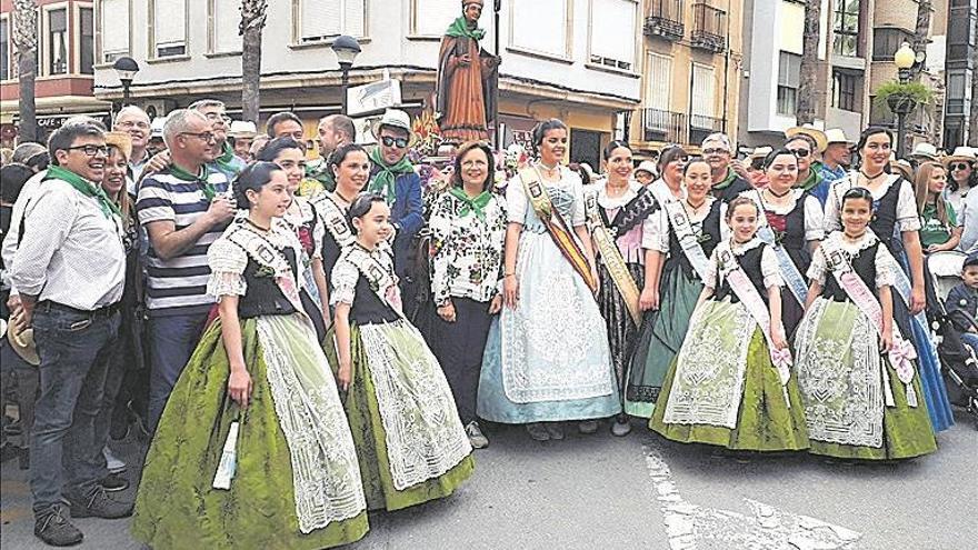 Miles de benicarlandos arropan a Sant Gregori hasta su ermita