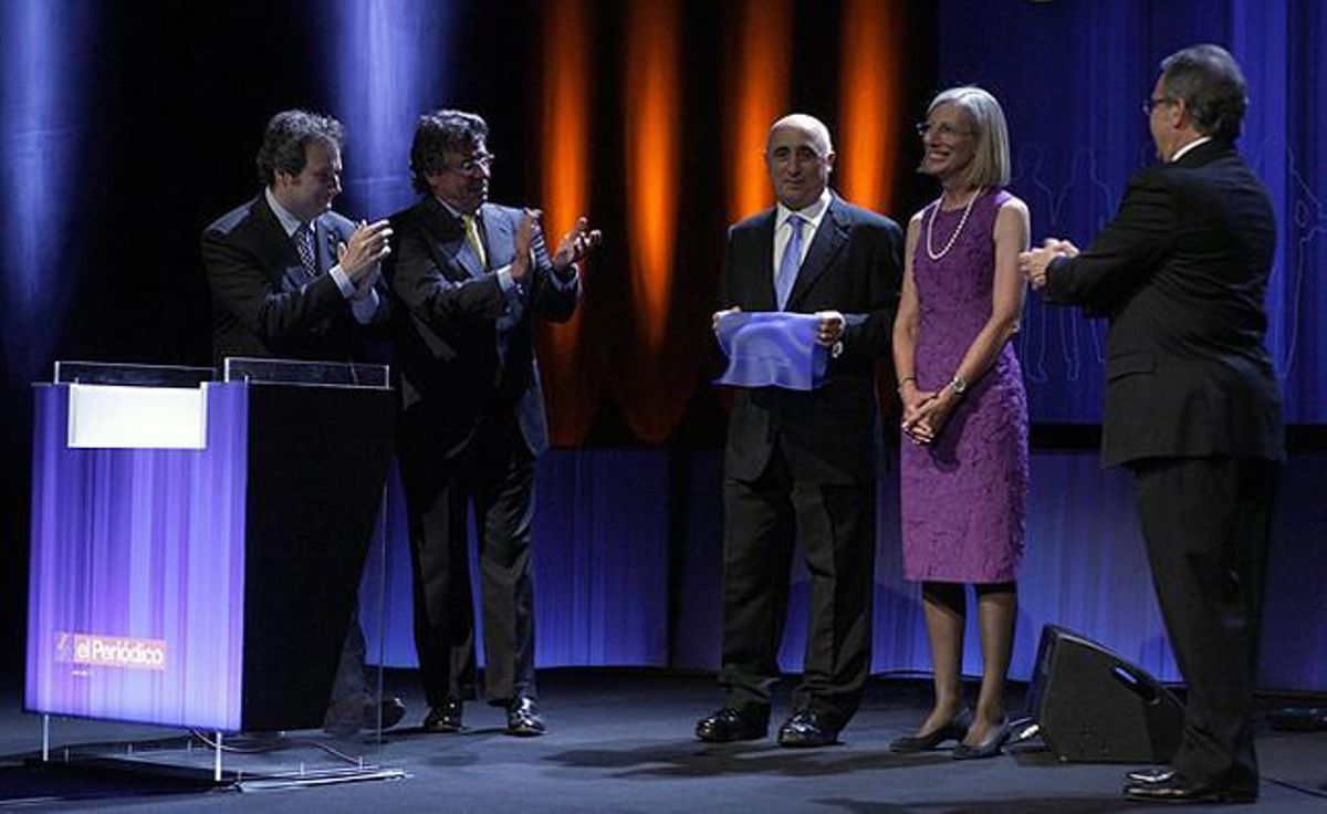 Josep Terradellas i la seva dona, Anna, amb el premi a la Millor Iniciativa Empresarial, en presència de l’alcalde Jordi Hereu, i el president de la Comissió Executiva del Grup Zeta, Juan Llopart.