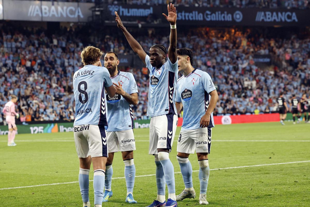 Illaix celebra su gol ante el Sevilla con los demás jugadores del Celta en Balaídos.