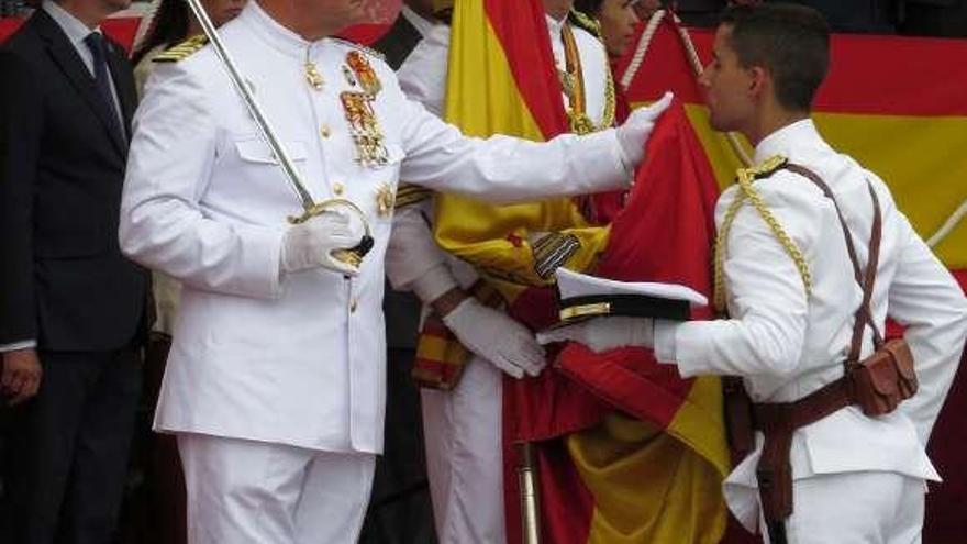 Los príncipes de Asturias, junto al ministro Morenés y el presidente Feijóo, ayer, en Marín.  // S.A.