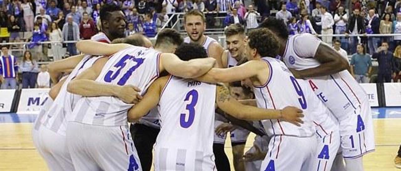 Los jugadores del HLA Alicante hacen piña durante un partido esta temporada.